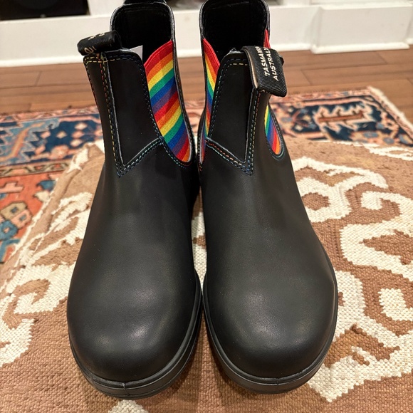 New Blundstone Rainbow Pride Leather Chelsea Ankle Boots Women 11 M 9 - Picture 1 of 4